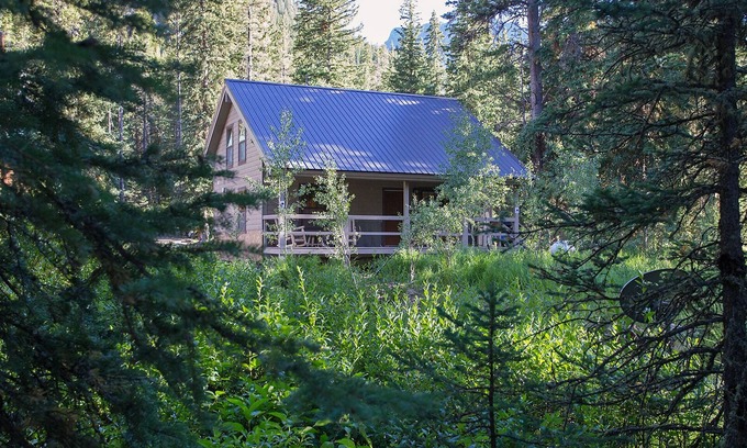 Silver Gate Cabin | Silver Willows Ursa Cabin on 4 Acres by the Creek