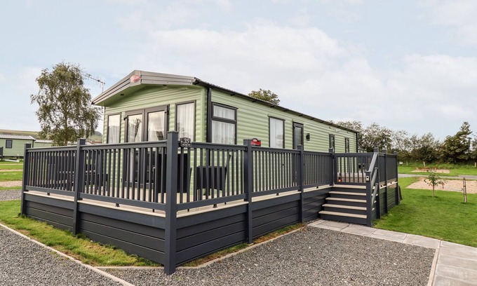 West Heslerton Cottage | SILVERDALE VIEW, pet friendly, with hot tub in Sherburn