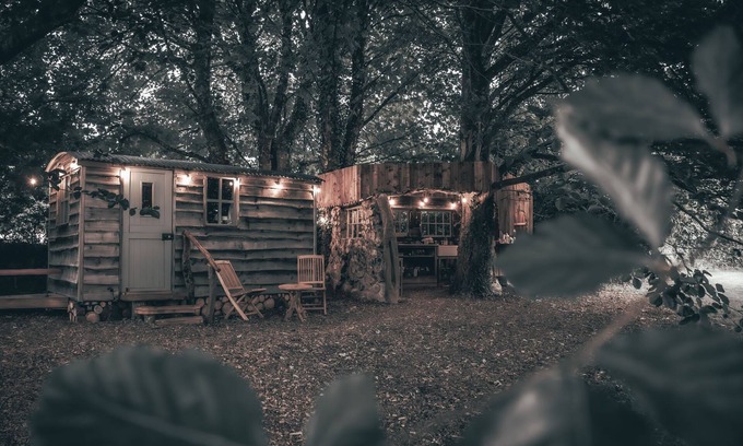 Newton Ferrers Cabin | Silverlock’s Hide - Off grid romantic hideaway with private wood fired hot tub