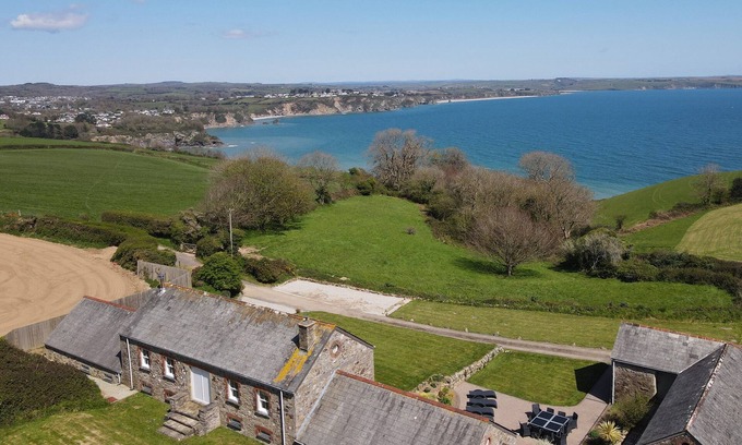 St Austell Cottage | SILVERMINE HOUSE, family friendly, with hot tub in Charlestown