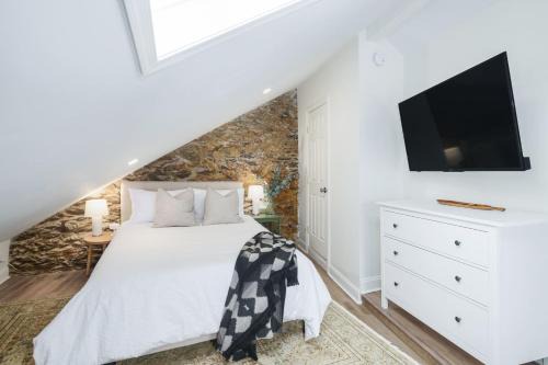 Roxborough-Manayunk Apartment | Silverwood Serenity - Balcony and City Views with Parking