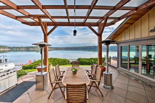 Anacortes House | Similk Bay Retreat with Deck, Fire Pit and Hot Tub!