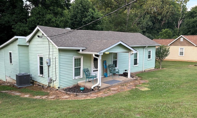 Yadkinville House | Simple comfort close to Winston & Vineyards