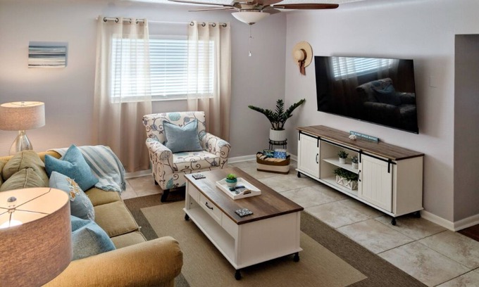 South Pinellas Community Council Apartment | Simple Cute Apartment, 5 min to Madeira Beach🏖