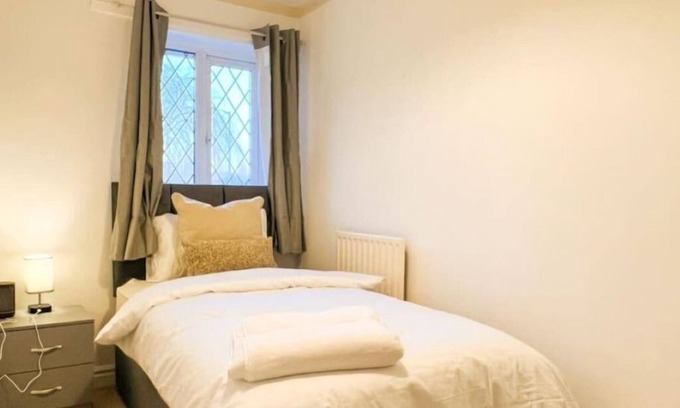 Broadheath House | Simple House w- FREE PARKING by Manchester Airport - FREE ONE-WAY DROP-OFF