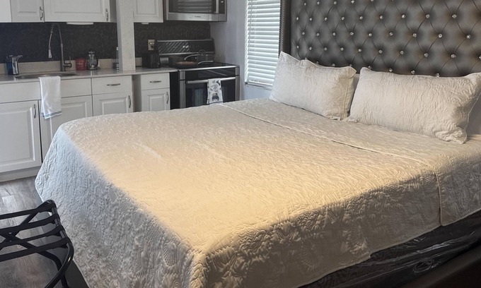 River Oaks Apartment | Simple Studio w own entrance 8 mins to KFLL 8 mins to Port Everglades