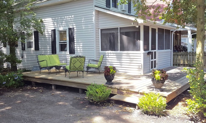 The Pines House | SIMPLISTIC LIVING Cute & Cozy Cottage in town - walk/bike to beach!