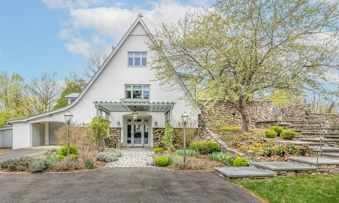 New Paltz House | Simply Impeccable Home with a Sweeping Mountain View and Guest House