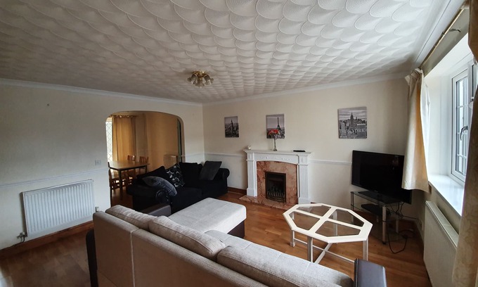 Swindon House | Simply Spacious house for up to 10
