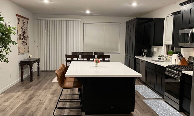 Roseville House | Simply Sweet & Cozy in Roseville