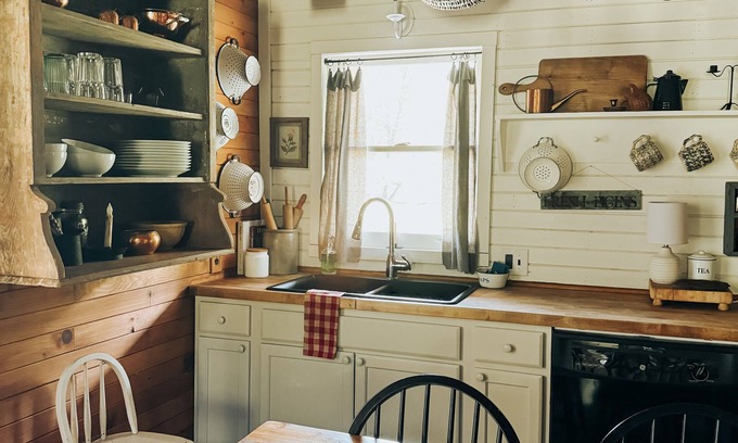 Damascus Cabin | Simply sweet creekside cottage with loft