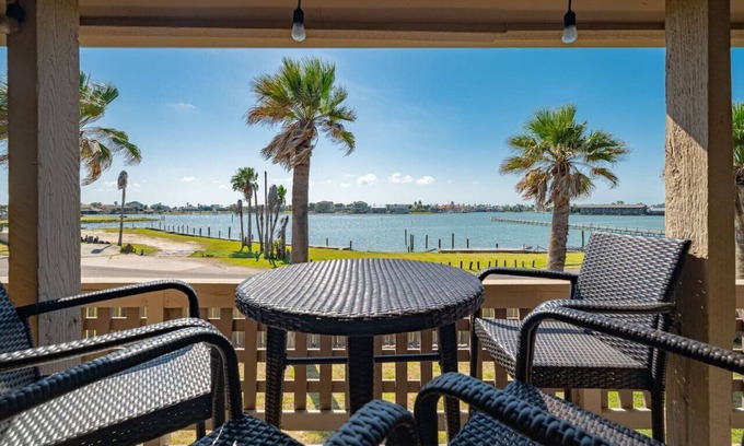 Harbor Oaks Condo | Simply Wonderful | Bayview | Pier | Pools |by Rose