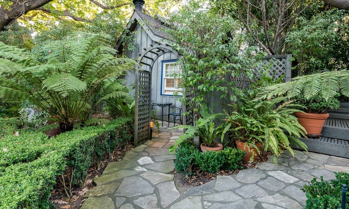 Upper East Bed & Breakfast | Simpson House Inn