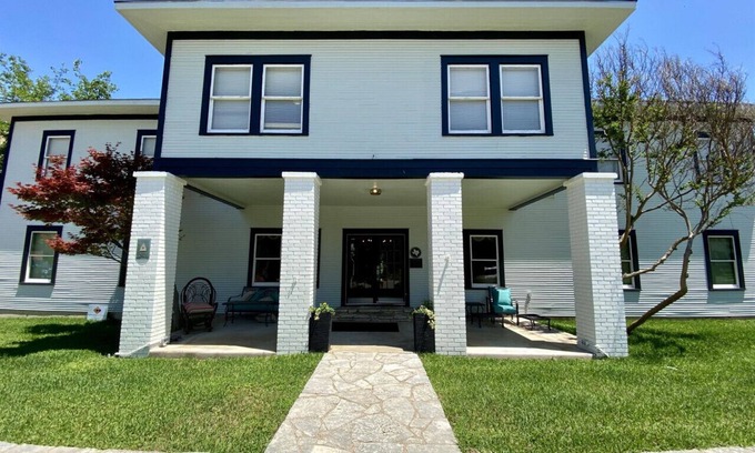 Glen Rose Hotel | Singing Trees Inn – Queen Bed Riverside Getaway