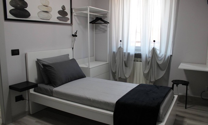 Somma Lombardo Bed & Breakfast | single bed room near Malpensa Airport, private bathroom, desk, wifi, parking