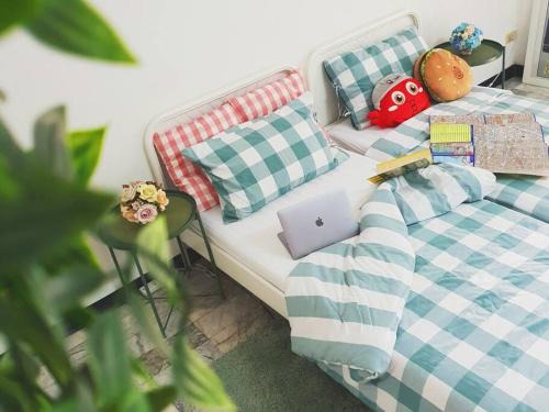 Din Daeng Apartment | Single Beds, Private Bath & Balcony, Shared Kitchen with Local Family by Pillows & Purrs
