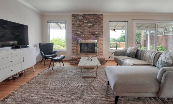 Farm Hills House | Single-Family 3BR Home in Redwood City Near Dtwn