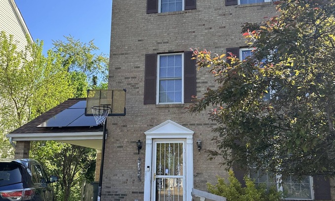 Garfield Heights House | SINGLE FAMILY 4BR/3.5 BATH HOME W/3-CAR DRIVEWAY!