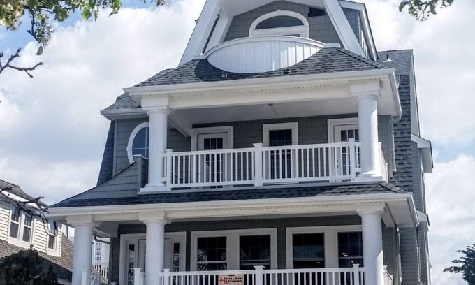 North End House | Single Family Custom 5 BR 3.5 BA 5 Decks, Steps to Beach/Boards