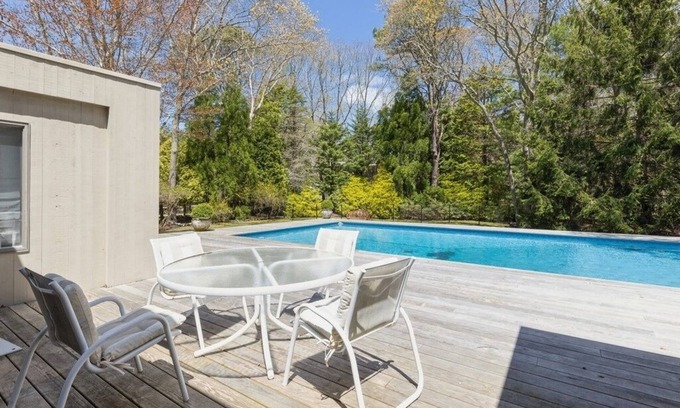 Wainscott House | Single family home walking distance to the Beach!