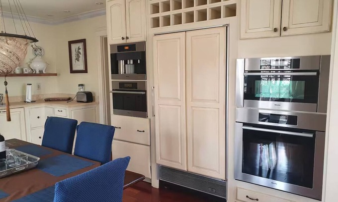 Cleveland Circle House | Single Family House in Residential Area