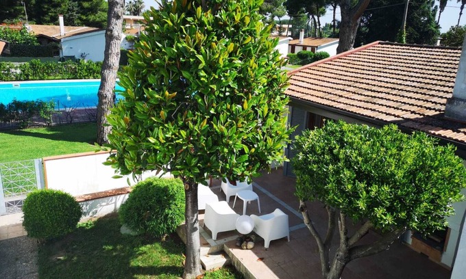 Laura Villa | Single-family house in private park 250 m from the sea with communal swimming pool