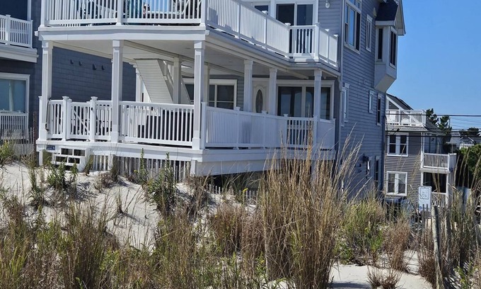 North Beach Haven House | Single Family. Ocean Front. WIFI. Washer & Dryer. Rooftop Deck. Master Suite.