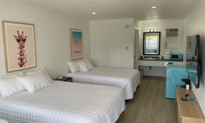 Lake City Apartment | Single King Room w/Sleeper Sofa (main level)