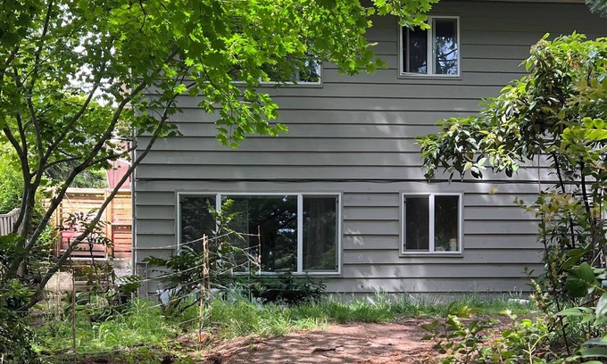Shoreline House | Single level 1-bedroom house, king bed, parking - NOT Active on Vrbo