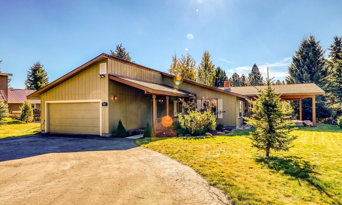 Cascade Cottage | Single Level Cottage w/Fireplace, Patio & Firepit - Walk to Beach