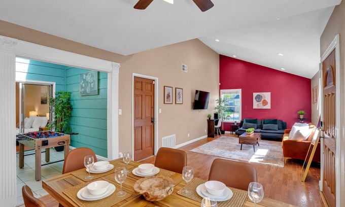 Ardenwood House | Single Level | Free Parking & Wi-fi | Private Yard