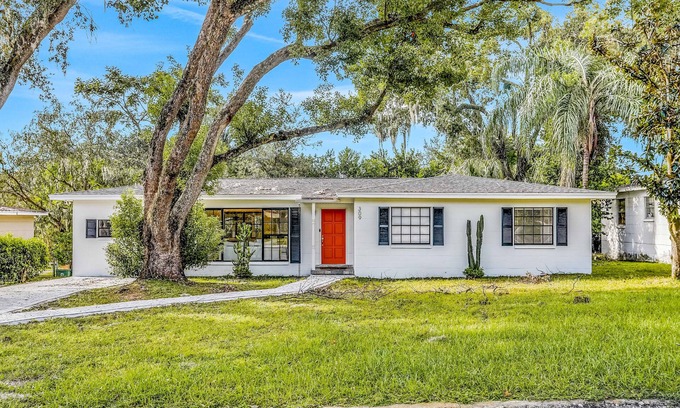 Temple Terrace House | Single-level home with pool, fenced yard, & screened porch + a neighborhood park
