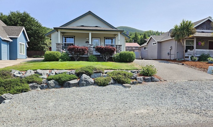 Rockaway Beach House | Single-Level Retreat-BBQ & King Bed! Tesla Charger & WIFI! Pet-Friendly!