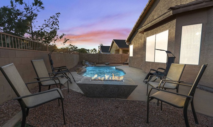Glenhurst House | Single level sleeps10, 4 bedroom open concept home with private swimming pool