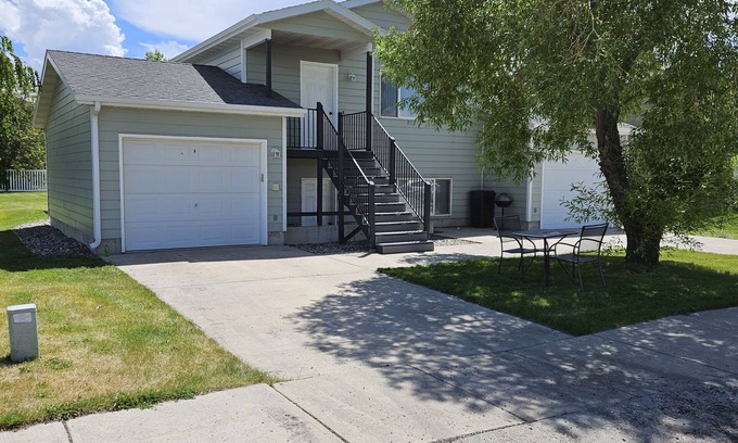Bozeman House | single/multi family 4 bed 2 bath 2 garage