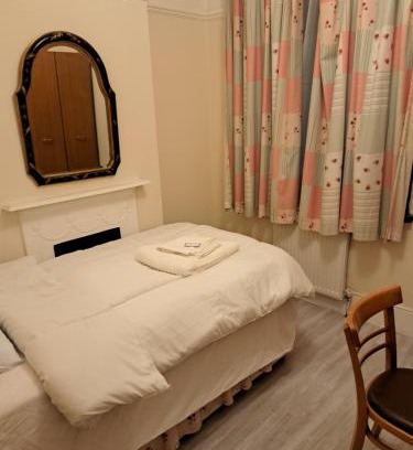 Seven Kings House | Single Room- Goodmays Train station- London