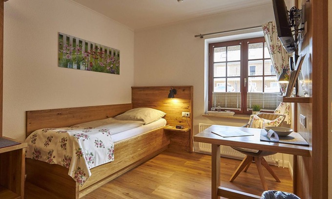 Strenglin Apartment | Single room, shower, toilet - Strengliner mill, hotel