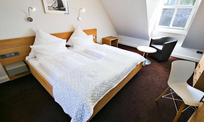 Burgbrohl House | Single room, shower/WC - Burgbrohl Castle