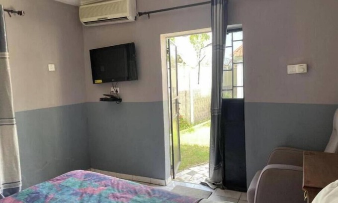 West Coast Division House | Single Room with Bathroom n