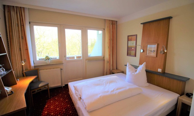 Plau am See House | Single room with balcony - Parkhotel Klüschenberg