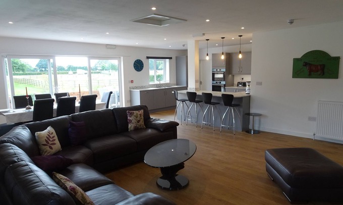 York House | SINGLE STOREY Four Superking en suite rooms on Red House Estate w/seasonal pool