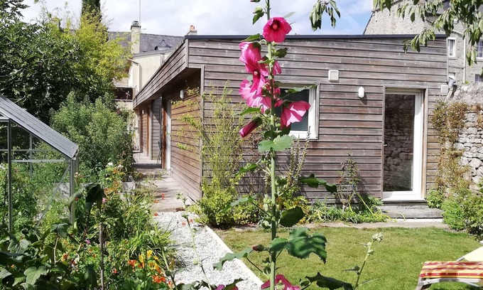 Dinan House | Single-storey house in green garden Dinan center
