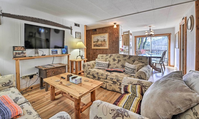 Grants Pass Cabin | Single-Story Grants Pass Home w/ Fire Pit!