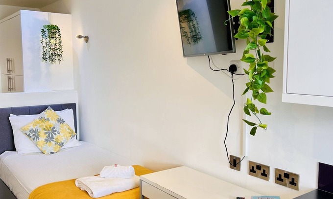 Barbican Apartment | Single Studio Apartment in the City Centre with private En-suite shower room