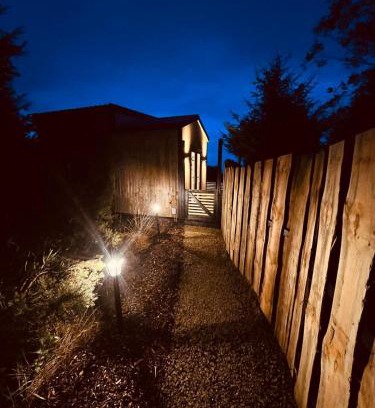 Fivemilebourne House | Sionnach Cabin - Private outdoor hot tub - Pet friendly