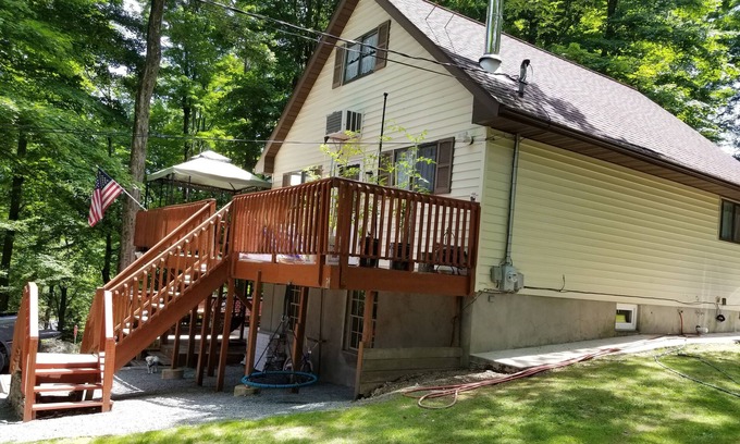 Greentown House | Sip your coffee in the forest. House close to Wallenpaupack Lake!