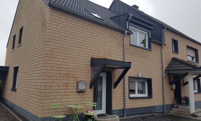 Hohn House | Sips house rental - House, shower and bath, toilet, 2 bedrooms