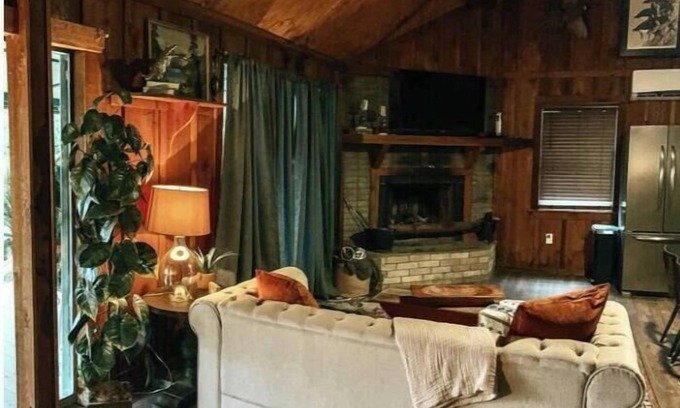 Saratoga House | Sissy’s Cabin on Sunset Dr.