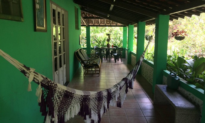 Goiana House | Site with country house surrounded by greenery and leisure equipment
