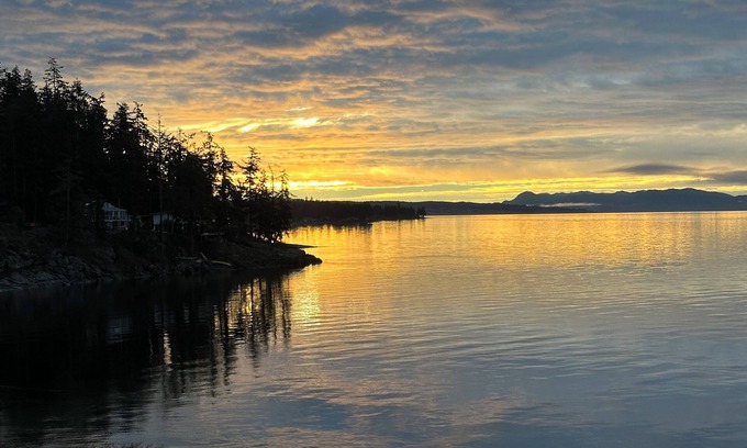 Powell River House | Sitka Suite | Oceanfront Luxury Escape | Hot Tub | Optional Sauna Add-On